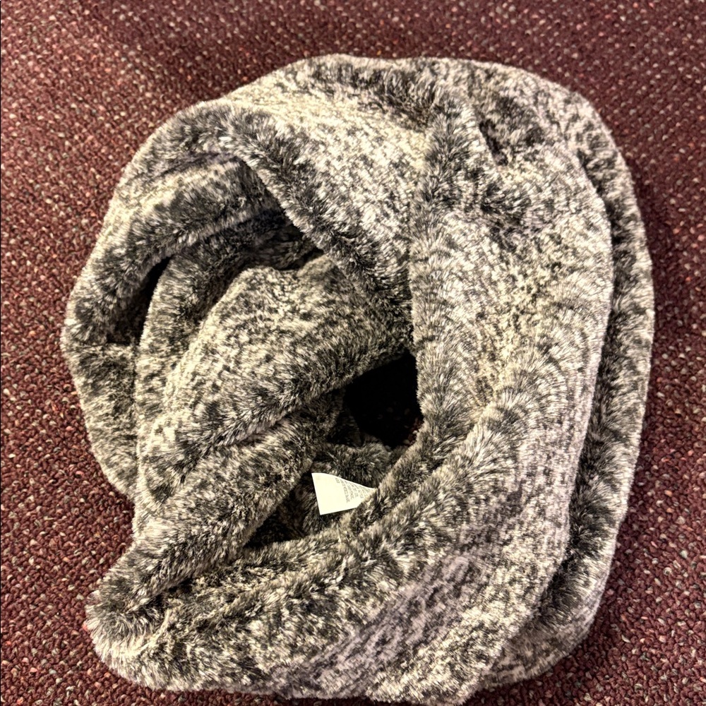 Gray Faux Fur circle winter Scarf American eagle. Bnwt